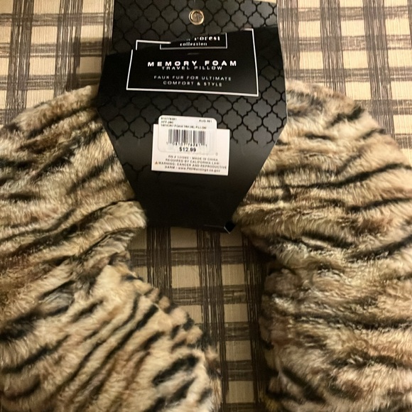 Memory foam travel pillow faux fur for ultimate comfort and style - Picture 2 of 3